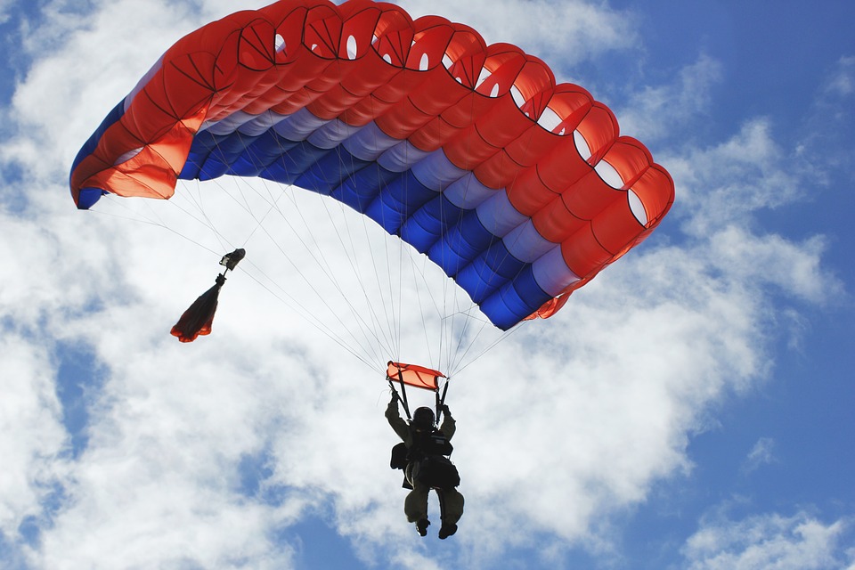 aerial services secours sauvetages : parachute de secours